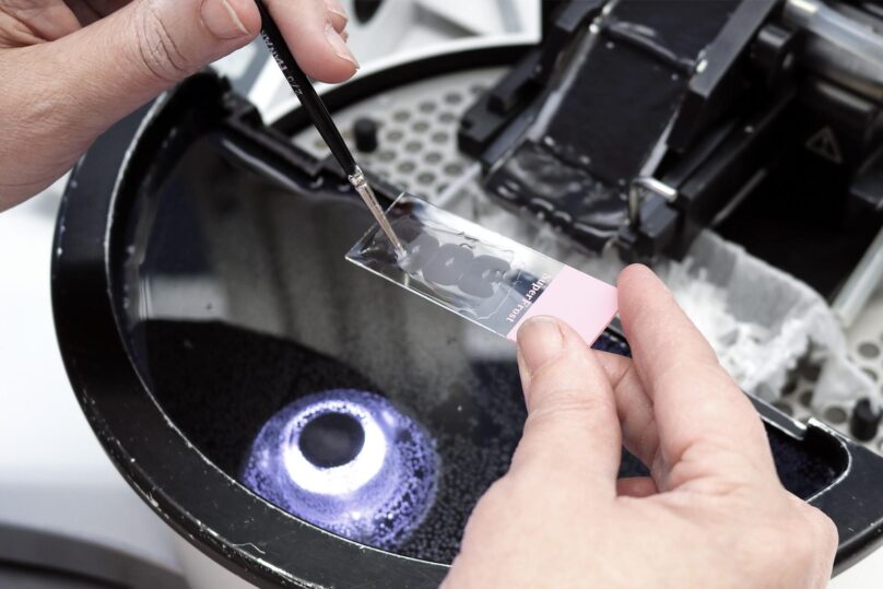 Coronaria diagnostiikan välineistöä lähikuvassa.