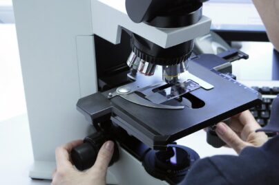 Coronaria diagnostiikan välineistöä lähikuvassa.