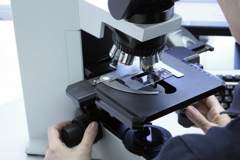 Coronaria diagnostiikan välineistöä lähikuvassa.