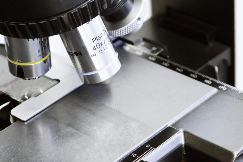 Coronaria diagnostiikan välineistöä lähikuvassa.