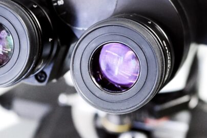 Coronaria diagnostiikan välineistöä lähikuvassa.