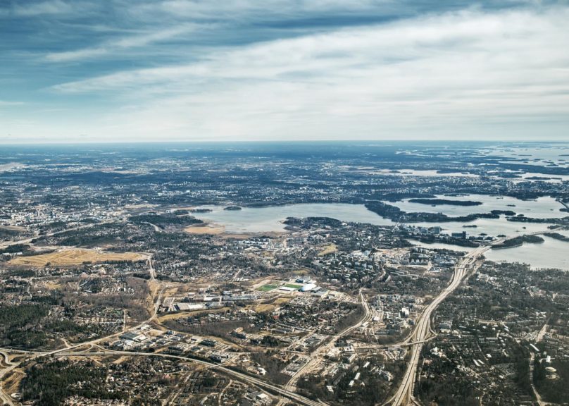 Ilmakuva, jossa näkyy metsää ja vesistöä.