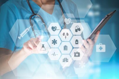 Futuristinen kuva naishoitajasta koskettamassa ilmassa leijuvan kosketusnäytön ikonia.