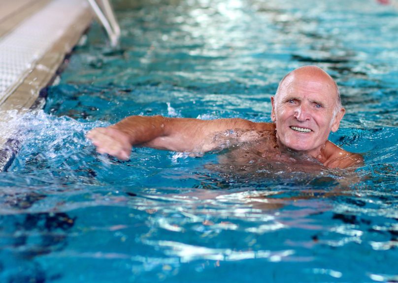 Seniorimies uimassa uimahallissa.