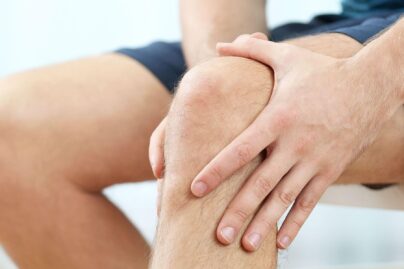 miehen-kadet-pitavat-kiinni-polvesta