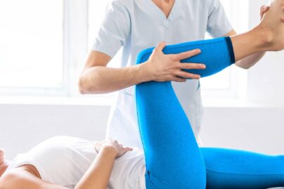 fysioterapeutti-tutkii-asiakkaan-jalkaa