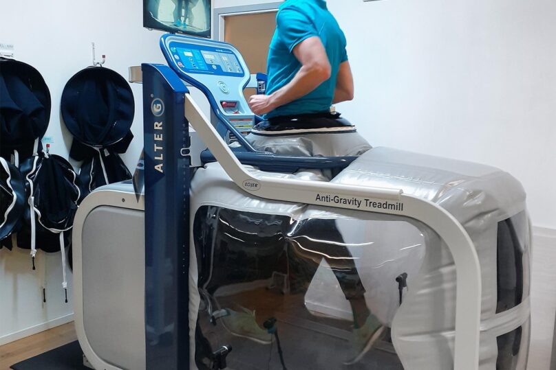 mies juoksemassa alterg erikoisjuoksumatolla