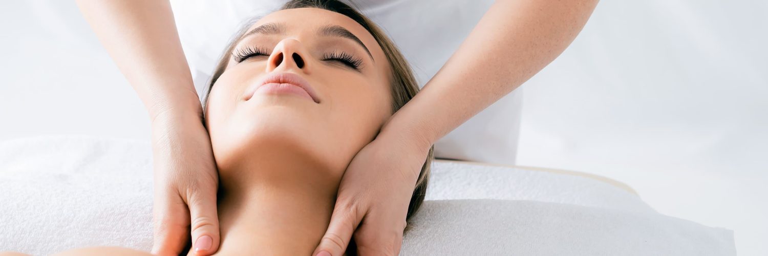 voice massage hieronta kaulan alueelle nainen rentoutumassa