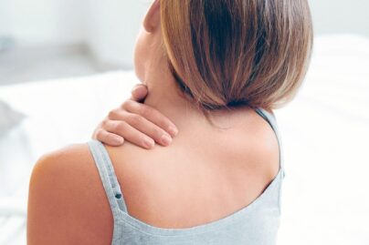 nainen pitaa katta hartian paalla