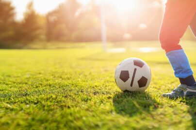 Nuori potkaisemassa jalkapalloa