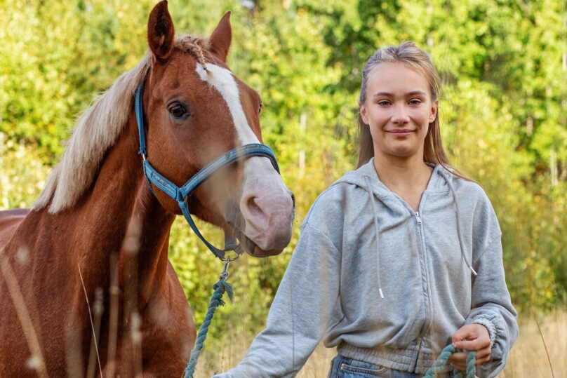 hevonen ja tytto ulkona