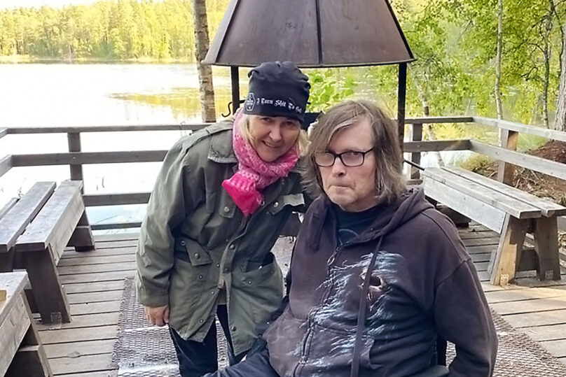 Coronaria kuntoutuspalveluiden ja neurologisen fysioterapian asiakas Jukka Multanen istuu pyörätuolissa.