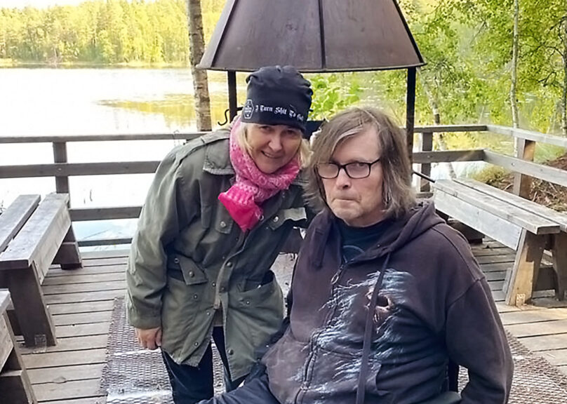 Coronaria kuntoutuspalveluiden asiakas Jukka Multanen istuu pyörätuolissa.
