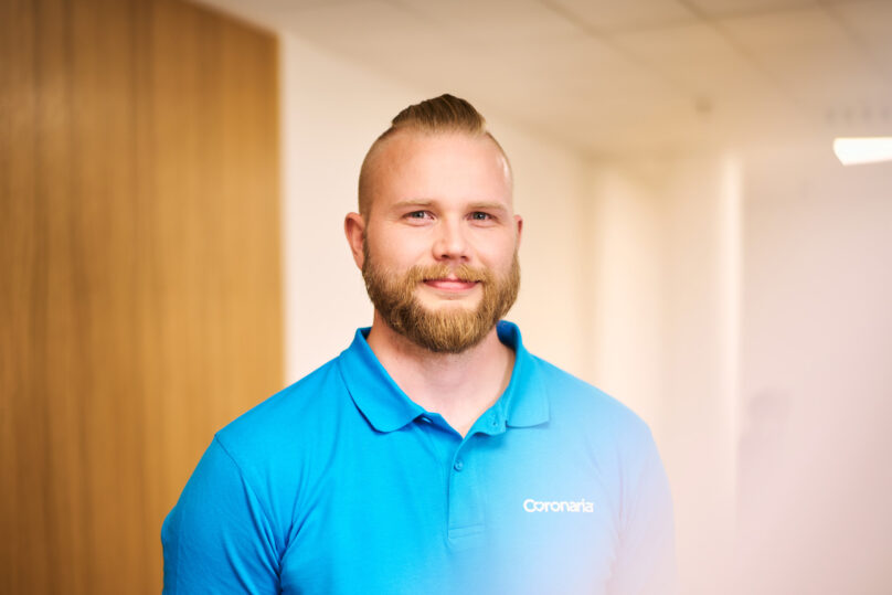 Coronarian miesterapeutti katsoo kohti.