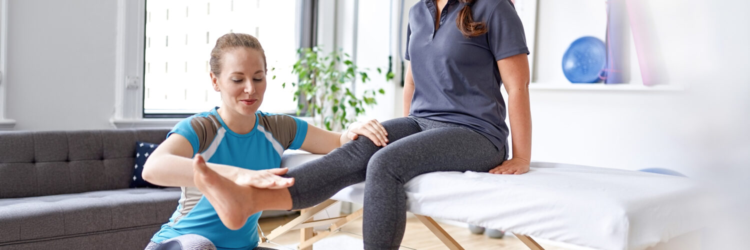 OMT-fysioterapeutti hoitamassa asiakasta vastaanotolla