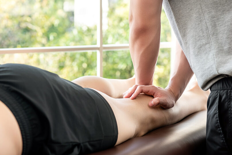 Lymfaterapeutti tekee asiakkaan jalkoihin kohdistuvaa lymfahierontaa.
