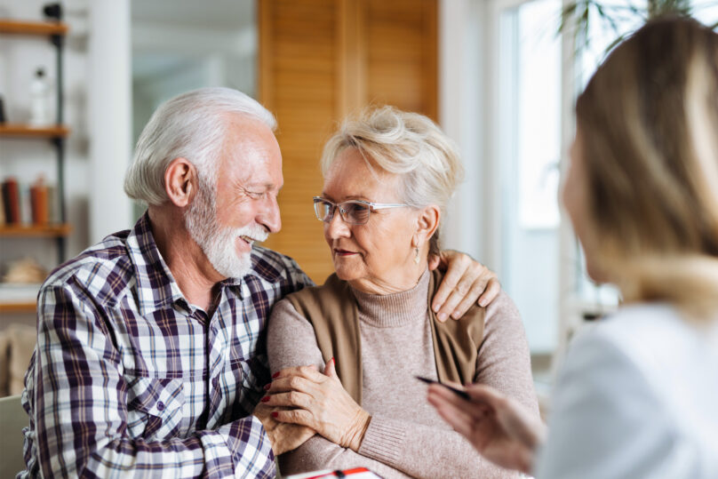 Iäkäs pariskunta katsoo toisiaan terapiassa.