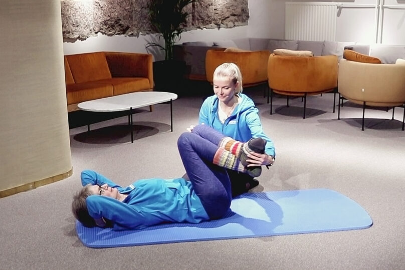 Ruutukaappaus kuva yhdeltä Coronarian Seniorijumppa videolta.