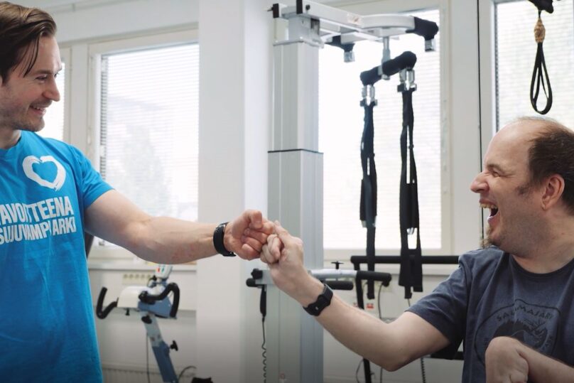 Fysioterapeutti Eelis ja asiakas Jan paiskaavat kättä onnistuneen fysioterapiaharjoituksen päätteeksi