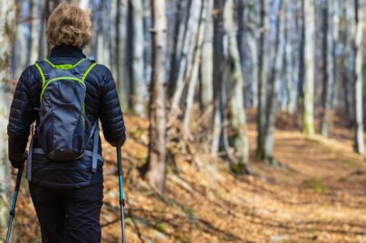 nainen sauvakavelee ulkona