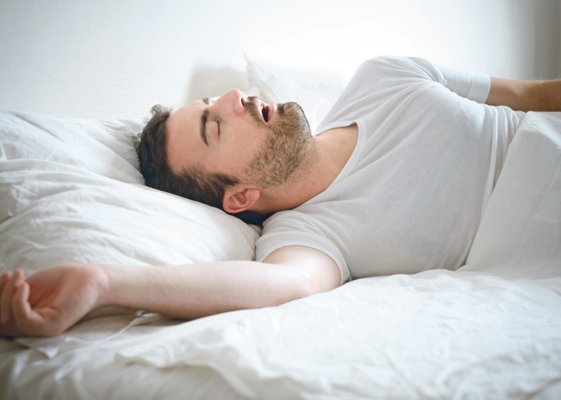 Uniapnea oireilee monin tavoin. Kuorsaus on uniapnean yleisin oire.