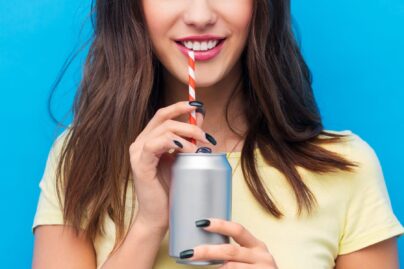 nainen juomassa limonadia pillilla