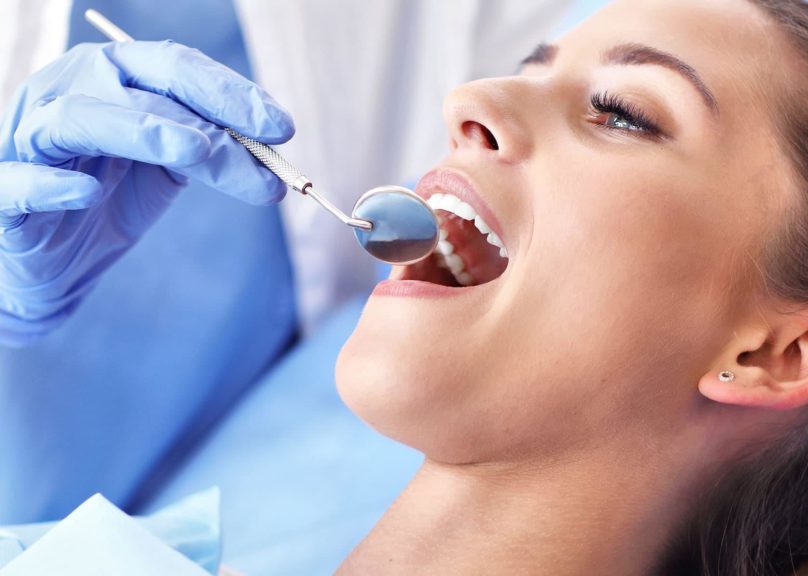 nainen hammaslaakarissa suu auki