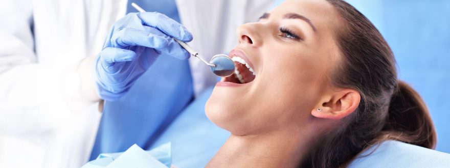 nainen hammaslaakarissa suu auki