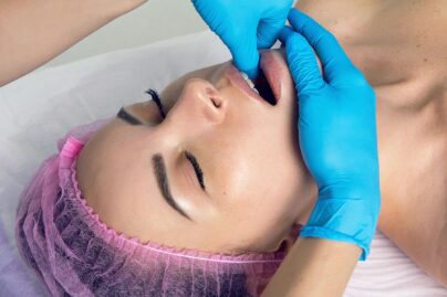 nainen purentalihasten hieronnassa