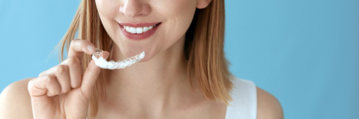 naisella kadessa invisalign hammasraudat