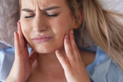 nuori nainen pitaa kasilla kiinni leuasta