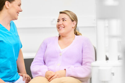 Hammaslääkäri ja hymyilevä asiakas