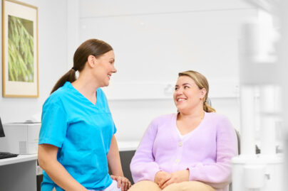 Hammaslääkäri katsoo potilasta hammaslääkärin huoneessa.