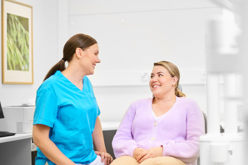 Hammaslääkäri katsoo potilasta hammaslääkärin huoneessa.