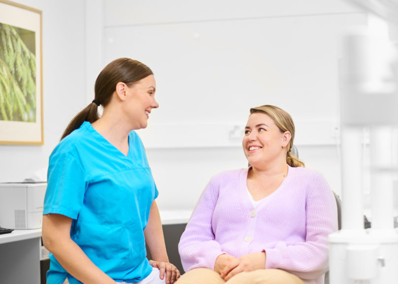 Hammaslääkäri katsoo potilasta hammaslääkärin huoneessa.