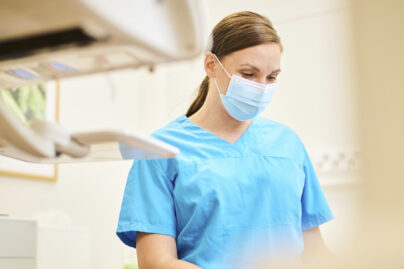 Hammaslääkäri suorittamassa hampaan paikkausta