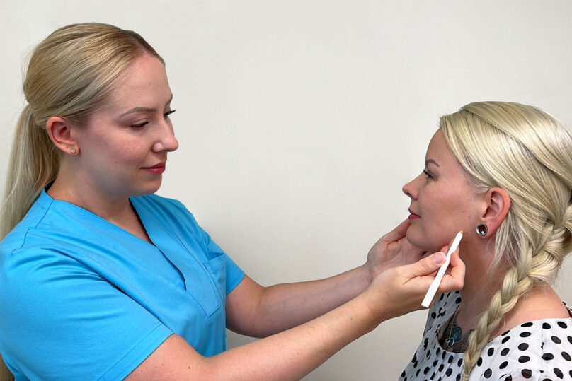 Hammaslääkäri arvioi botuliinihoidon tarvetta.