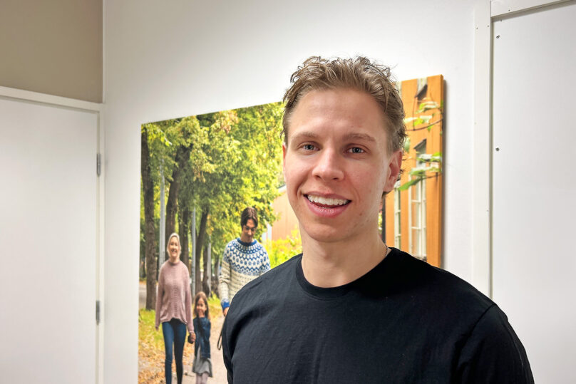 Hammasklinikan asiakas Veeti hymyilee klinikan aulassa.