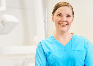 hammaslääkäri nainen hymyilee