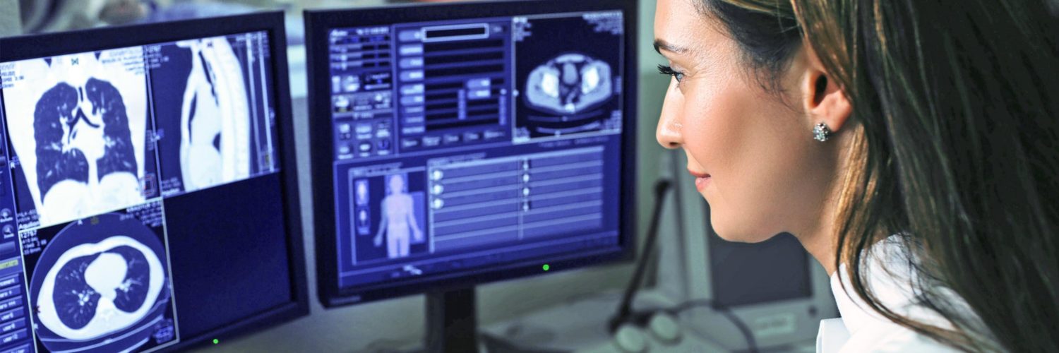 Naislääkäri katsoo ruudulta CT scan tuloksia.