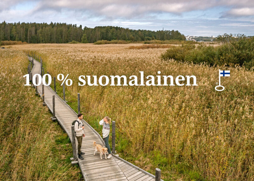 Coronaria on 100 % suomalainen. Kuvassa ulkoileva pariskunta peltomaisemassa.