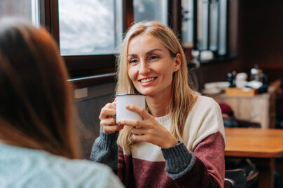 Silmu-kurssille osallistunut nainen kahvilla kaverinsa kanssa