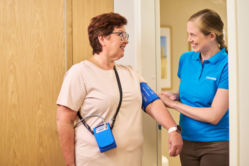 Unihäiriöt ja diabetes altistavat sydän- ja verisuonisairauksille. Kuvassa rouvalla verenpaineen pitkäaikaisrekisteröintilaite.