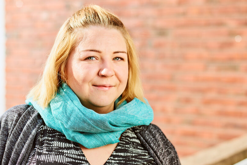 Kelan Kiila-kuntoutukseen osallistuva hymyilevä nainen.