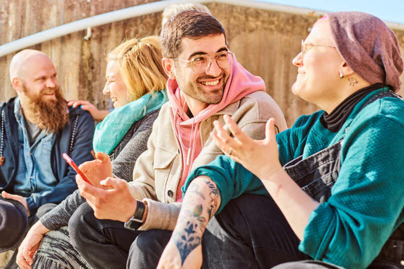 Kiila-kuntoutuksen kokemuksia yhdessä jakavat iloiset osallistujat.