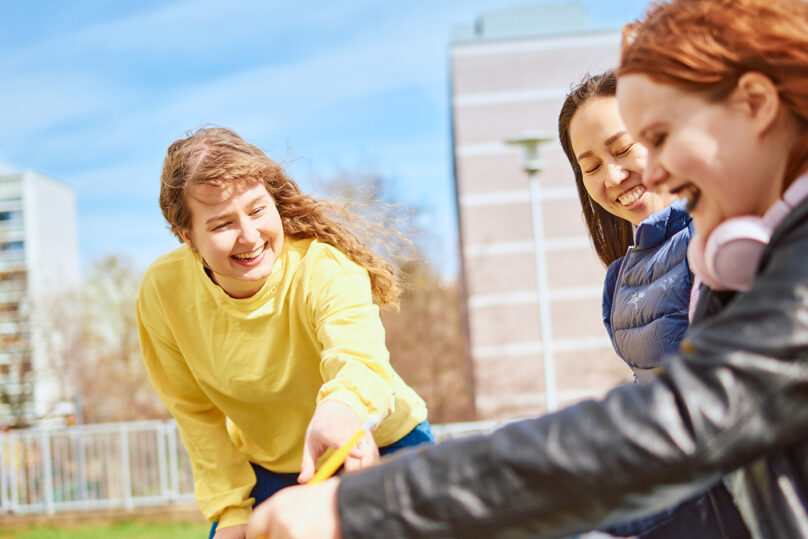 Kuvassa nuoria opiskelijoita, jotka miettivät, olisiko Nuotti-valmennus heille sopiva tapa selvitä, kun arki kuormittaa.