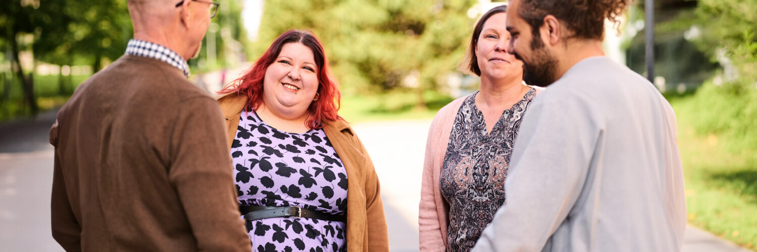 Kiila_nelja_aikuista_keskustelemassa_ulkona