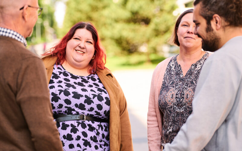 Kiila_nelja_aikuista_keskustelemassa_ulkona