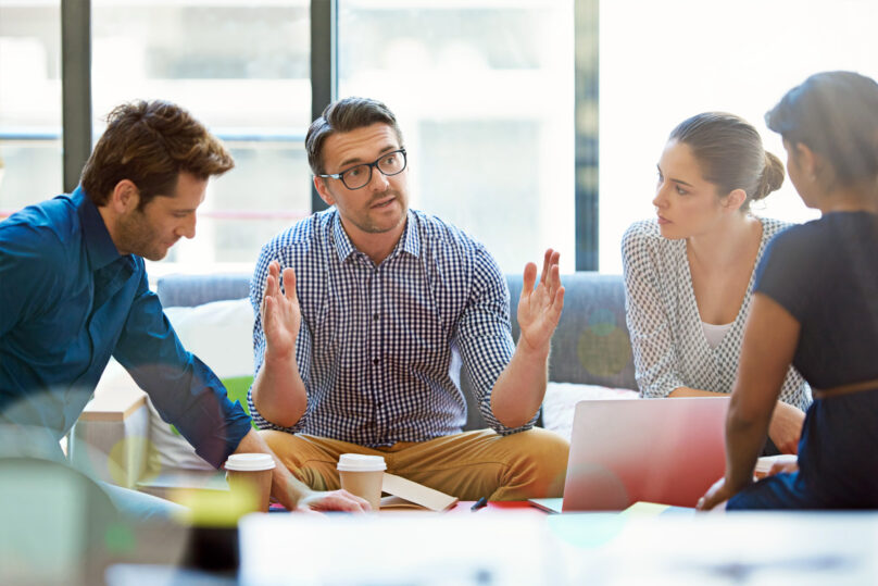 nelja_aikuista_toimistossa_tyoskentelemassa_sohvalla