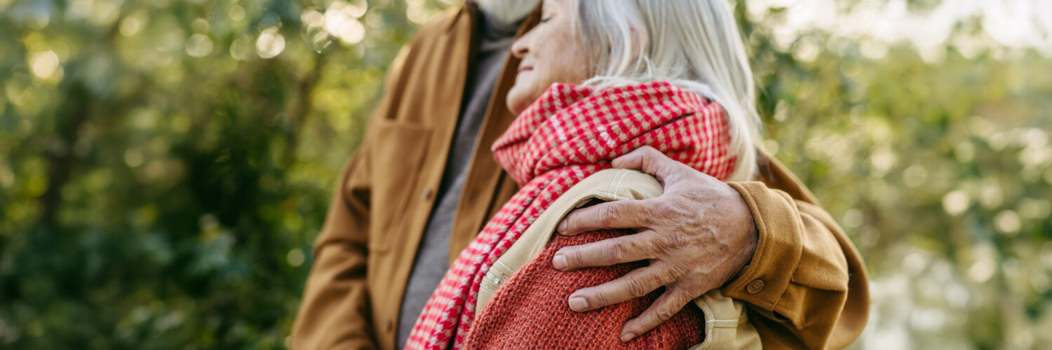 Aivoverenkiertohäiriö sairastava nainen ja hänen puolisonsa nojaavat toisiinsa